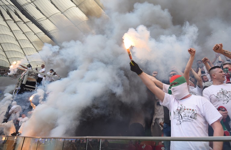 Skandal na Narodowym. Bramkarz Legii trafiony racą. Bójka kibiców. Stadion cały w dymie