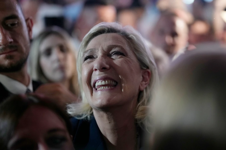 Marin Le Pen među pristalicama na skupu u Enen Bomonu 30. juna