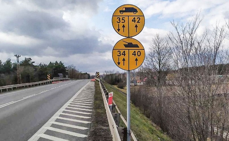 Żółte znaki z czołgiem. Co oznacza znak wojskowej klasyfikacji obciążenia, klasy MLC