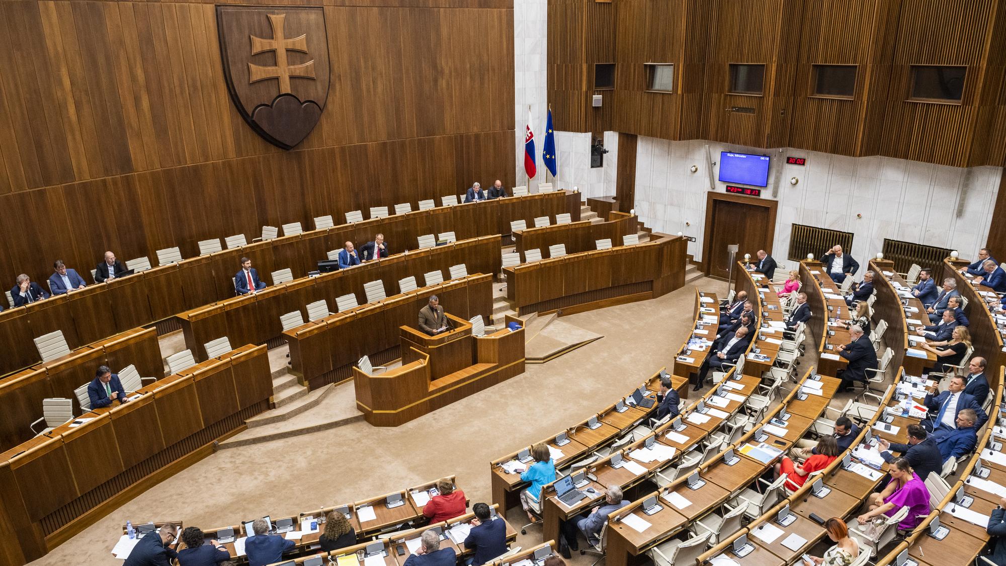 Poslanci ukončili ďalší rokovací deň touto témou: Do lavíc zasadnú opäť zajtra