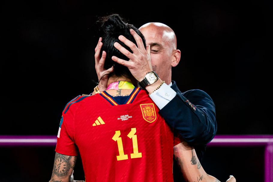 Szef hiszpańskiej federacji piłkarskiej Luis Rubiales całuje piłkarkę Jennifer Hermoso po zdobyciu przez Hiszpanki mistrzostwa świata. Całuje bez jej zgody, ale konsekwencje poniósł niewielkie