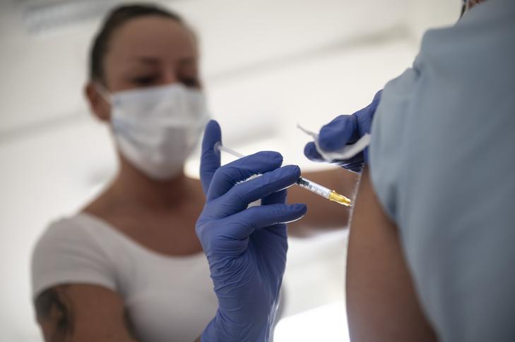 Megkapja egy nő az amerikai Johnson & Johnson leányvállalata, a Janssen egyadagos koronavírus elleni vakcináját harmadik, emlékeztető oltásként a hatvani Albert Schweitzer Kórház-Rendelőintézet oltópontján 2021. szeptember 15-én / Fotó: MTI/Komka Péter
