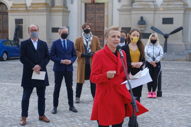 Lewica zorganizowała protesty przed Episkopatem. Uczestnicy zapalili świeczki i znicze [WIDEO]