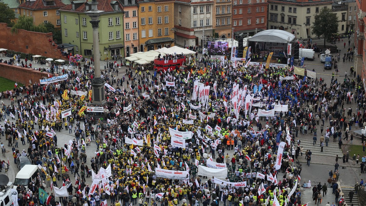 W Warszawie dziś czwarty dzień protestów związkowych przeciwko polityce rządu zorganizowanych przez "Solidarność", OPZZ i Forum Związków Zawodowych. Tuż przed godz. 14 liderzy związków zawodowych przemówili do manifestantów zgromadzonych na Placu Zamkowym w Warszawie. Pierwszy głos zabrał Tadeusz Chwałka. - Czy wierzycie Tuskowi, który ogłosił koniec kryzysu? Nie wierzycie? Nie dziwię się! - krzyczał. Po nim wystąpił szef OPZZ Jan Guz. - Zablokujemy cały kraj, wszystkie drogi i autostrady - zapowiedział. Z kolei Piotr Duda z "Solidarności" stwierdził, że rząd robi z Polaków niewolników.