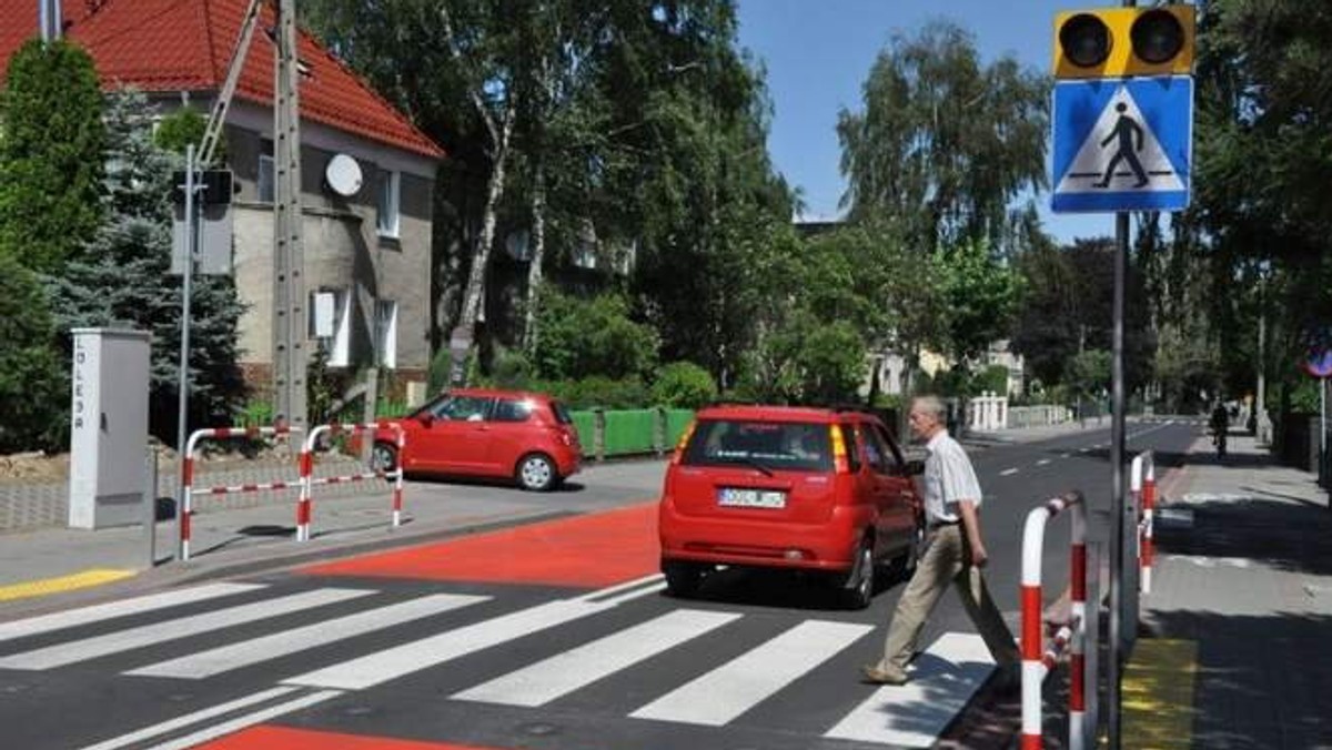 W Oleśnie zostało zmodernizowane przejście na ul. Krasickiego przy szkole podstawowej nr 3. Dzięki sterowanej laserowo sygnalizacji będzie teraz bezpieczniej - podaje NTO.