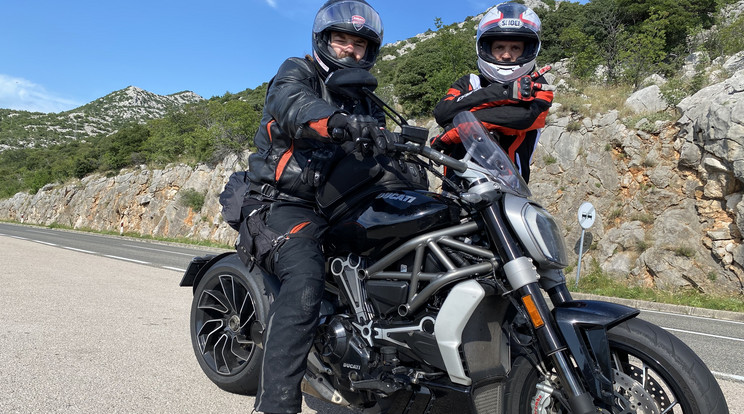 Sidi és Fejes rajong a motorozásért
