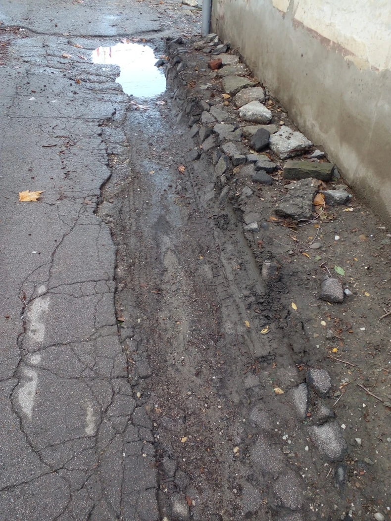 Kamenjem i ciglama koji su se nalazili uz zid razbijali sve pred sobom