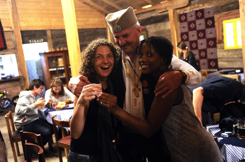 U Guču su pristigli gosti širom sveta, a jedno im je zajedničko - želja da se dobro provedu! Među ljubiteljima Sabora našao se i naš proslavljeni košarkaški stručnjak Željko Obradović. On se prošetao Dragačevom preko dana, uživao u specijalitetima i zvucima trube.