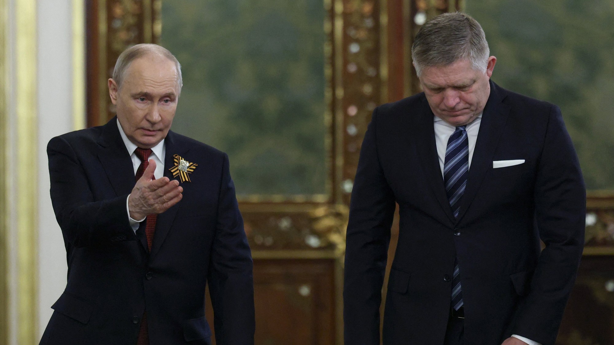 Vladimir Putin meets a Robert Fico v Moskve