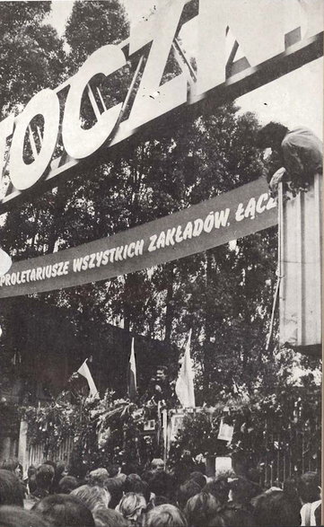 Brama Stoczni Gdańskiej w czasie strajku w sierpniu ’80 roku. Tłum na zdjęciu może wskazywać na szerokie poparcie rodzącej się „Solidarności”. Wielu jednak wolało spokój od ryzyka i aktywnego buntu.