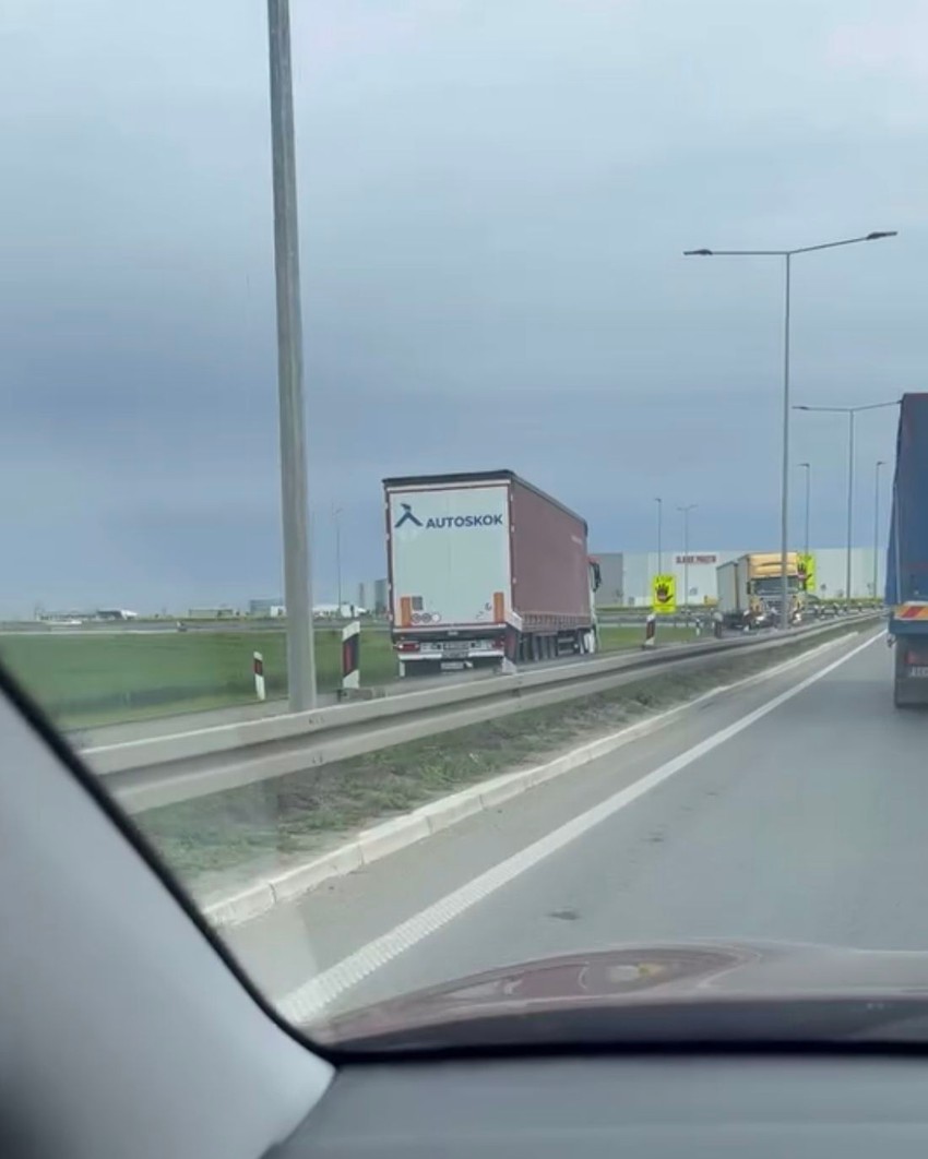 Kamion u kontrasmeru na auto-putu kod Dobanovaca
