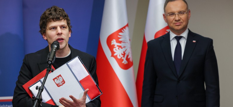 Twórca "Prawdziwego bólu" otrzymał polskie obywatelstwo. Kim jest Jesse Eisenberg?