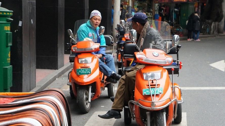 Jednak najlepszym sposobem by odkryć jedną z wielu, skrywanych pod płaszczykiem nowoczesności, twarzy Guangzhou  jest piesza wędrówka ulicami starej części miasta bez mapy i celu. Podczas takiego spaceru trafimy w ociekające azjatyckością zaułki, gdzie będziemy zaczepiani przez skuterowych taksówkarzy, handlarzy truskawkami i żebraków, zakrzykiwani przez odgłosy kipiącego wręcz życiem miasta. Odkryjemy tam targowiska suszonych grzybów i owoców morza, zagłębia KTV (czyli klubów karaoke) i uliczne garkuchnie, w których koniecznie powinniśmy spróbować lokalnych specjałów i czegoś dziwnego, co zjemy pierwszy (i prawdopodobnie ostatni) raz w życiu, a potem będziemy długo o tym opowiadać europejskim znajomym. Tam spotkamy krawców, których pracownią jest stojący na ulicy stół i archaiczna maszyna do szycia, fryzjerów, których zakładem jest krzesło i oparte o brudną ścianę lustro. Tam będziemy mogli podejrzeć codzienne życie mieszkańców miasta i poczuć prawdziwy klimat Guangzhou - może uda nam się zajrzeć głębiej w jego chińską duszę.
Tekst opracowała Aleksandra Świstów - - dziennikarka i podróżniczka zakochana w Azji. O życiu w Chinach i podróżach bloguje na www.pojechana.wordpress.com. Powyższa galeria powstała we współpracy z portalem  Agoda.com.