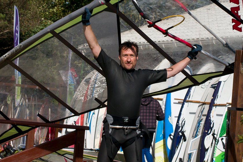 Jacek Kawalec uprawia windsurfing