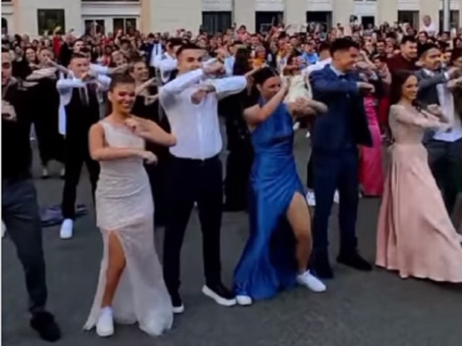 Maturanti iz Bijeljine zaigrali uz čuvenu srpsku pesmu