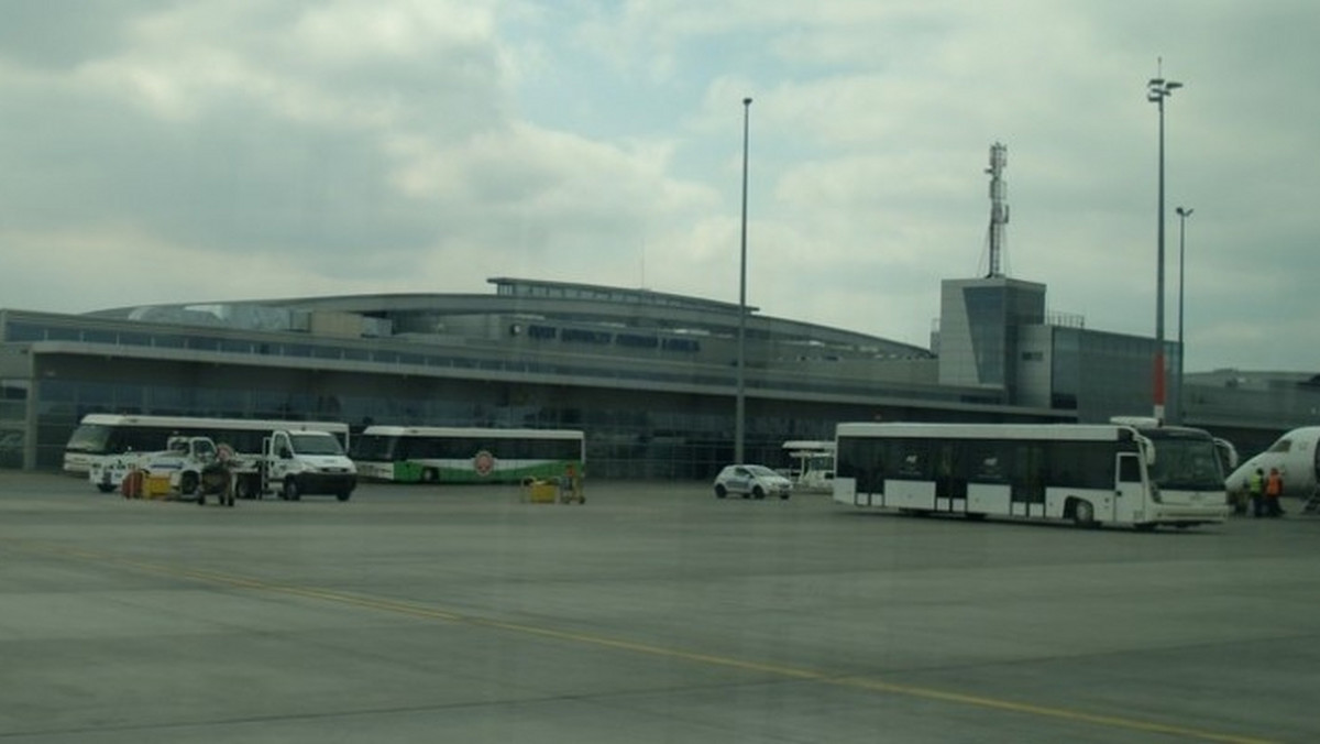 To już nawet nie spadek, ale prawdziwa katastrofa - tym razem o ponad 25 proc.! Port Lotniczy Ławica z miesiąca na miesiąc traci coraz więcej pasażerów, jednak władze lotniska zachowują optymizm - a prezydent Poznania obdarowuje je nagrodami - donosi codziennypoznan.pl.