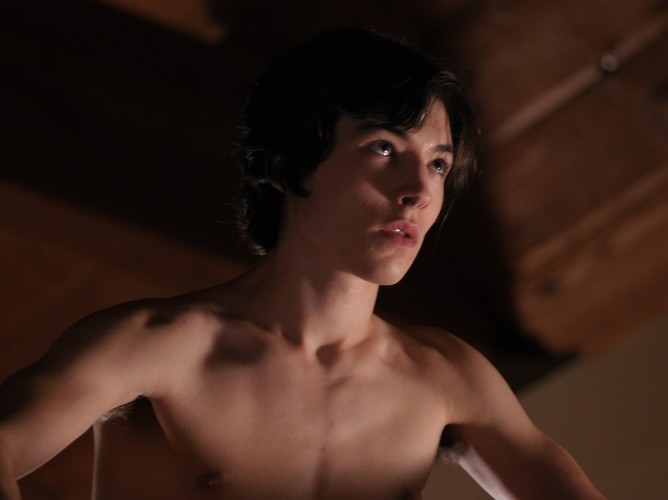 'Ramsay strywializowała temat. Zły chłopiec jest postacią z bardzo złego scenariusza w bardzo dobrym filmie.' (Łukasz Maciejewski, Dziennik Gazeta Prawna)