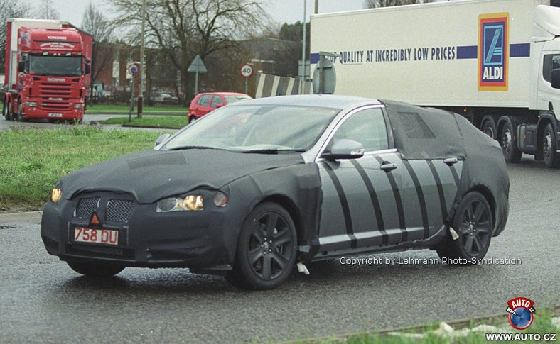 Zdjęcia szpiegowskie: Jaguar XF w ruchu drogowym