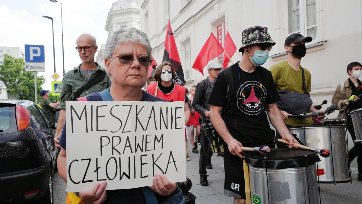 Warszawa, 19.07.2021. Aktywistka Katarzyna Augustynek (L) znana jako Babcia Kasia podczas ogólnokrajowego protestu organizacji lokatorskich pod hasłem Ani dnia więcej reprywatyzacji!, 19 bm. Protestujący domagają się przyjęcia przez Senat przegłosowanej w Sejmie 24 czerwca br. nowelizacji Kodeksu postępowania administracyjnego.