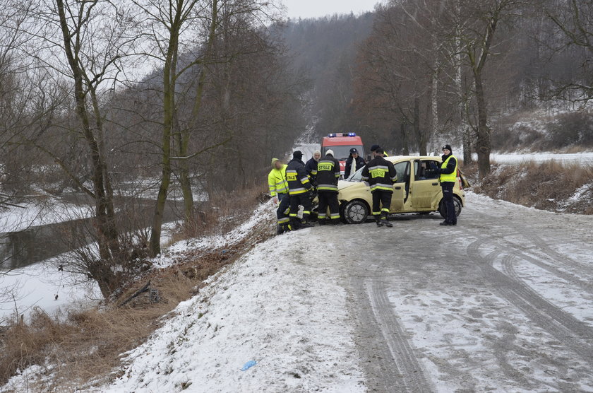 Auto wjechało do rzeki