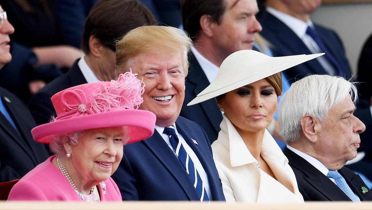 Donald Trump razem z żoną odbył oficjalną wizytę w Wielkiej Brytanii. Podczas spotkania z królową Elżbietą II w Pałacu Buckingham, nie rozpoznał podarunku, który sam jej sprezentował. Sytuację musiała ratować jego żona Melania.