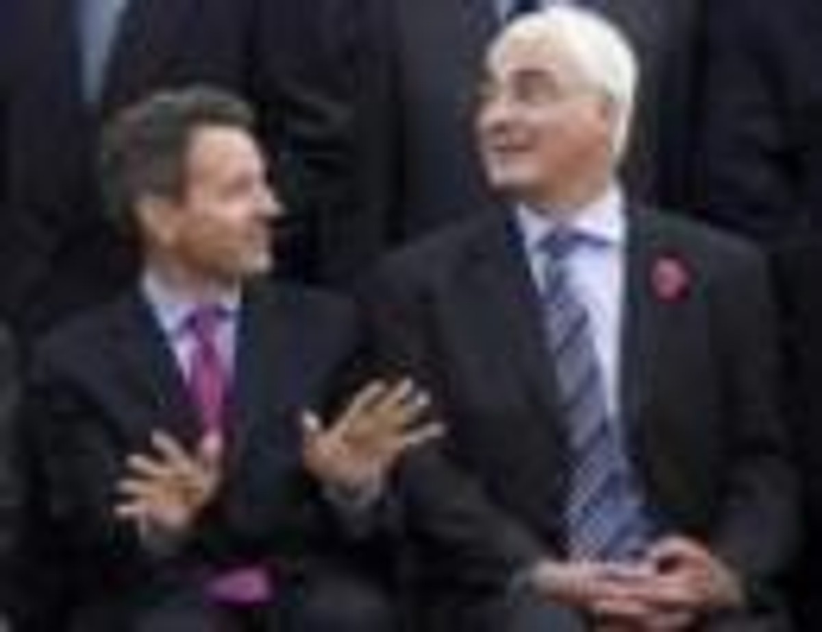 Timothy Geithner, sekretarz skarbu USA i Alistair Darling, jego brytyjski odpowiednik opowiedzieli się za na nałożeniem opłat na banki, uznawane „za zbyt duże, aby upaść” .