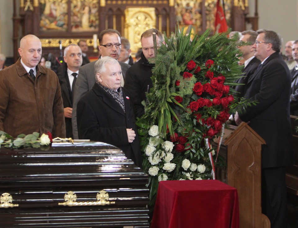 Jarosław Kaczyński (C) podczas uroczystości pogrzebowych Marka Rosiaka, fot. PAP/Grzegorz Michałowski