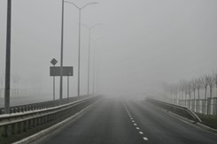 Mgła paraliżuje południe Polski. IMGW wydało ostrzeżenia