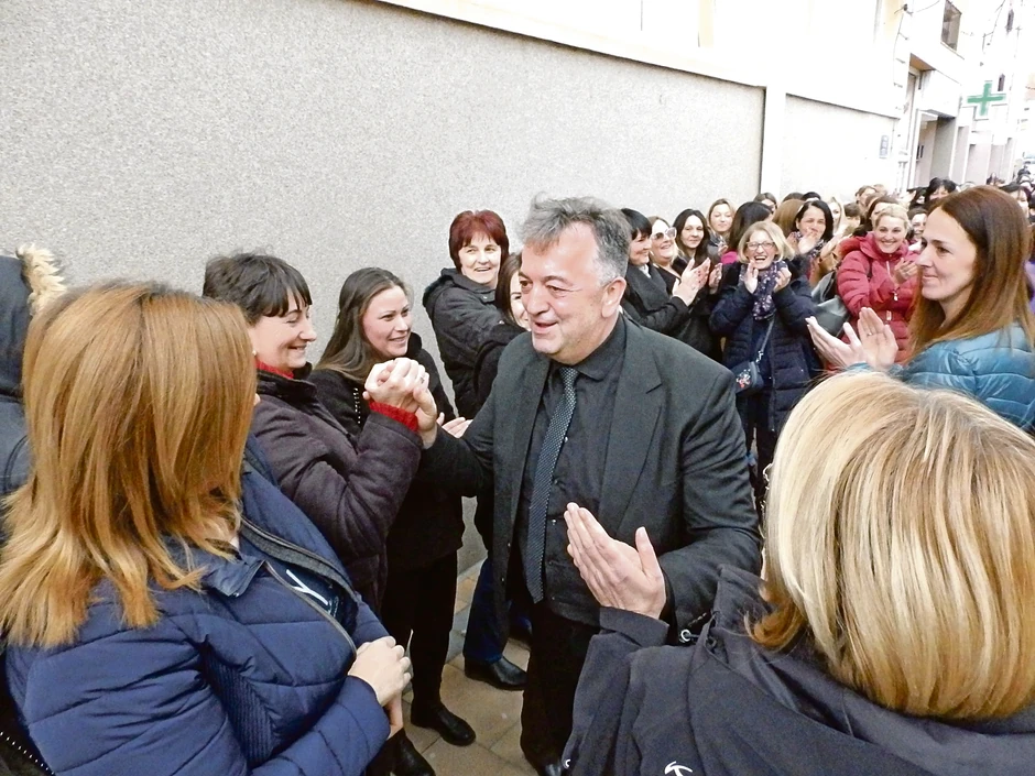 Prošle nedelje jeličić je sam sebi organizovao ženski miting podrške u Brusu