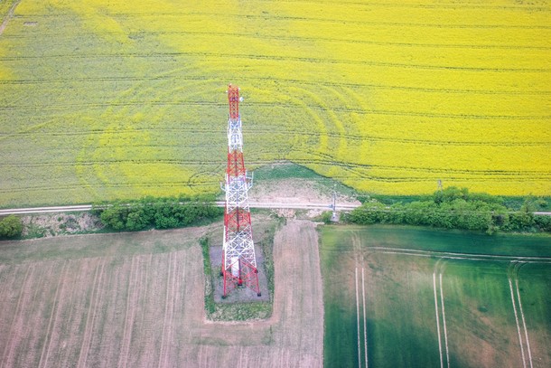 Rondel w Nowym Objezierzu, widoczny w kwitnącym rzepaku, ma średnicę 110 metrów