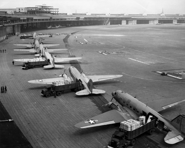 Rozładunek alianckich samolotów na lotnisku Tempelhof, 1948 r
