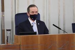  Marszałek Senatu Tomasz Grodzki na sali obrad Senatu.