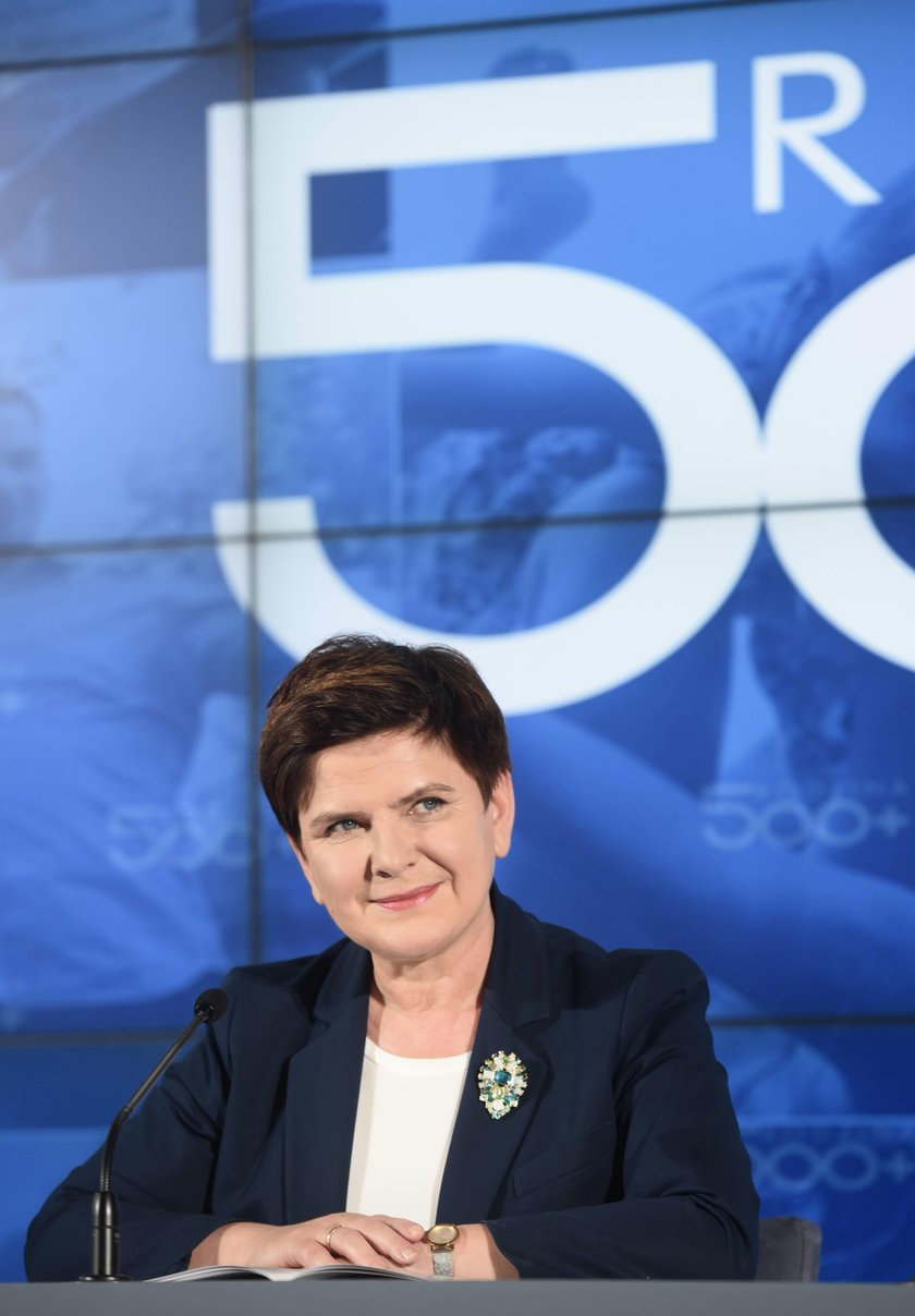 Tak Beata Szydło dba o mamę. Rządową kolumną na badania