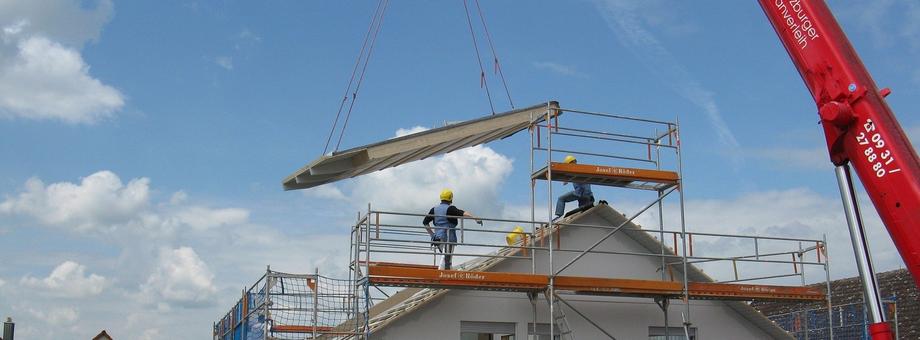 Wielu klientów dotychczas rozważających zakup mieszkania skierowało swoje zainteresowania w stronę ofert sprzedaży domów (i działek budowlanych)