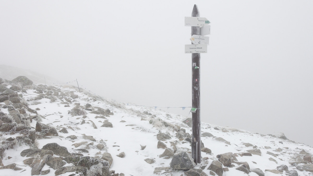 W Tatrach warunki turystyczne są typowo zimowe. Na Kasprowym Wierchu leży już 33 cm śniegu, jednak opady ustały. Na szczycie temperatura spadła do minus pięciu stopni Celsjusza - powiedział PAP w niedzielę dyżurny obserwator Wysokogórskiego Obserwatorium Meteorologicznego.