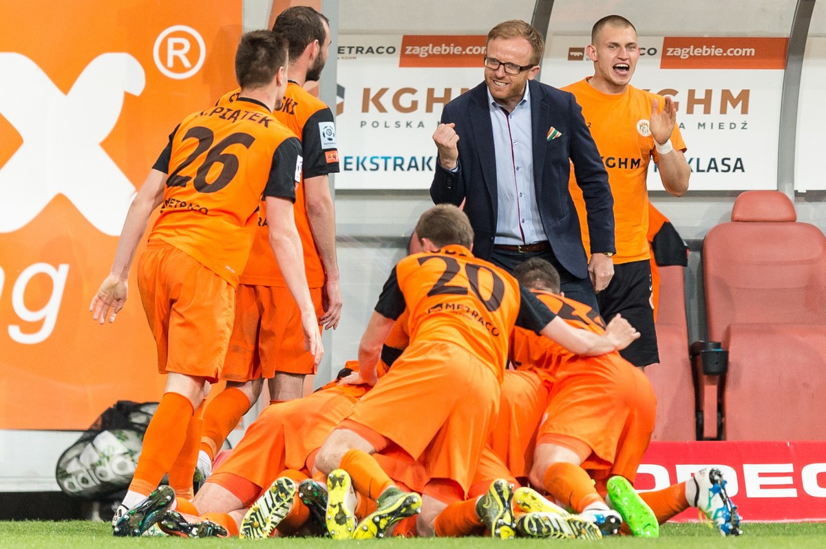 Ekstraklasa: Zagłębie w pucharach, Lech na kolanach