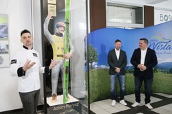 Odsłonięto nowy pomnik Małysza w Wiśle. Jest zrobiony z...