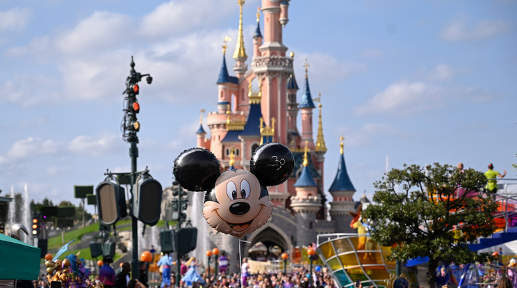 Strasbourg helyett, a párizsi Disneylandben kötött ki több száz európai parlamenti képviselő / Illusztráció: Northfoto