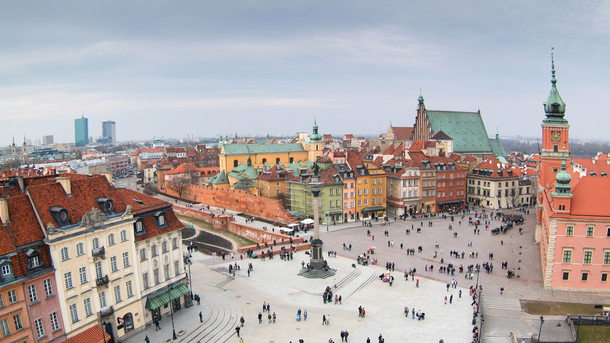 Marzec to tradycyjnie czas, kiedy napływają do Zarządu Dróg Miejskich wnioski o zajęcie pasa drogowego pod ogródki sezonowe. Stawki za zajęcie pasa drogowego wynoszą na drogach powiatowych 1,20 zł za metr kwadratowy, a na drogach krajowych i wojewódzkich to 1,50 zł za metr kwadratowy powierzchni dziennie - informuje ZDM.