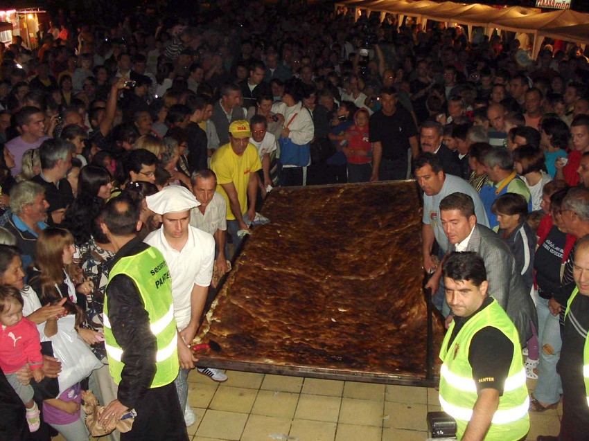 "Buregdzijada" u Nišu: Najveći burek na svetu donose na binu 2011. godine