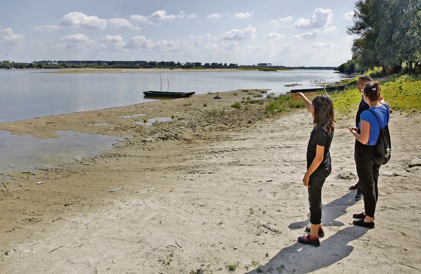 Devojčica pokazuje mesto gde je nju i dedu povukao vir