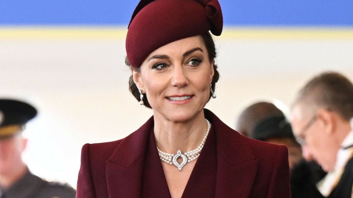 Księżka Kate z bordową torebką Chanel