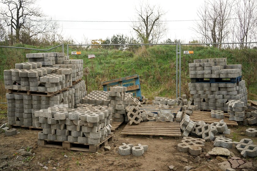 Płyty zostały, część materiałów podobno rozkradziono. 