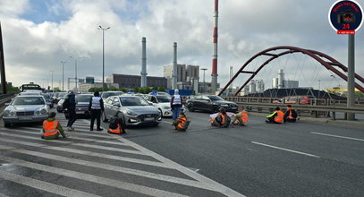 Kierowcy w stolicy muszą uważać. Na ulicach coraz więcej przyklejonych ekologów