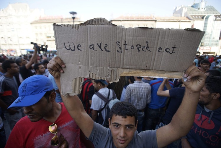 Budapeszt: Imigranci przed dworcem Keleti