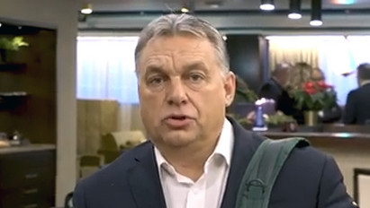 Harcba indult Orbán Viktor: a zöld hátizsákját is vitte Brüsszelbe, azt is elárulta, mi van benne