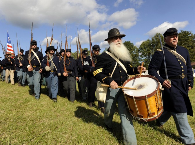 Dobosz przygrywa oddziałowi Unii zmierzającemy na pole bitwy na wzgórzu Laurel w Ararat w Virginii