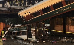 W USA wykoleił się pociąg. Wagon spadł z wiaduktu na autostradę, są ofiary