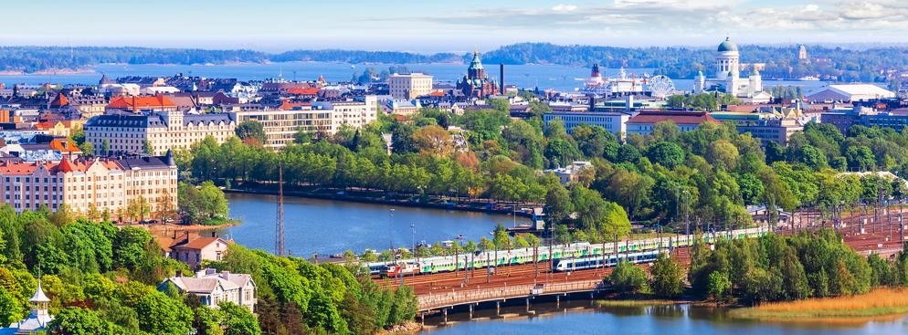 7. Nie dawaj napiwku
<br><br>
Skyscanner zawsze zachęca do tego, żeby podczas podróży być życzliwym i odnosić się do mieszkańców z szacunkiem. Ale w Skandynawii nikt nie oczekuje napiwków, bo najczęściej są one już wliczone w rachunek. Dotyczy to zarówno kelnera w restauracji, taksówkarza, czy obsługi w hotelu. Dania, Norwegia i Szwecja kładą duży nacisk na transparentność i brak ukrytych kosztów. Dlatego z czystym sumieniem możesz zapłacić dokładnie tyle, ile jest na rachunku i podziękować. Jeśli jednak zdarzy się, że na rachunku w restauracji zobaczysz puste linie na wpisanie napiwku, oczywiście możesz z tego skorzystać.