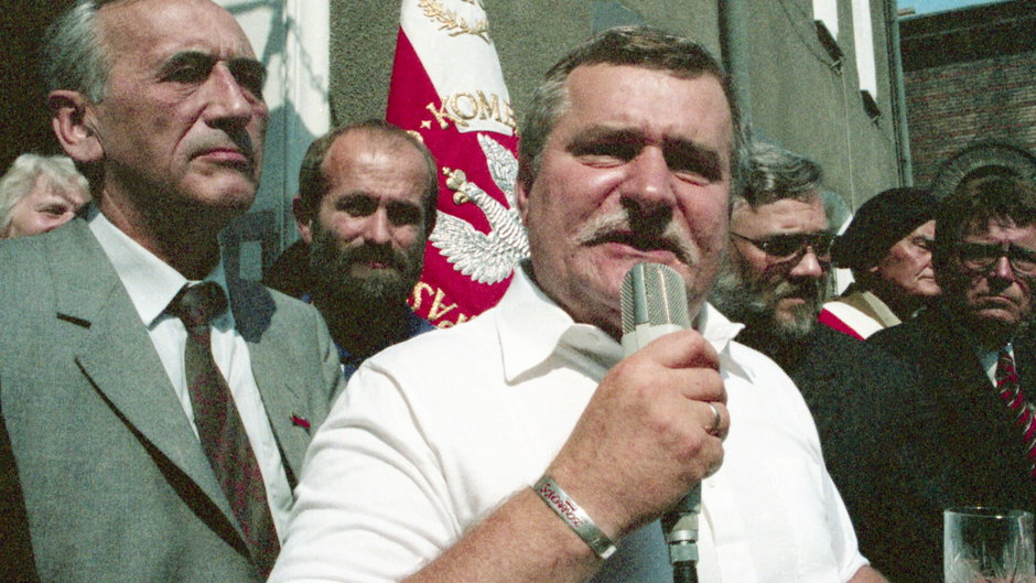 Lech Wałęsa i Tadeusz Mazowiecki przed plebanią kościoła św. Brygidy w Gdańsku, 1989 r.